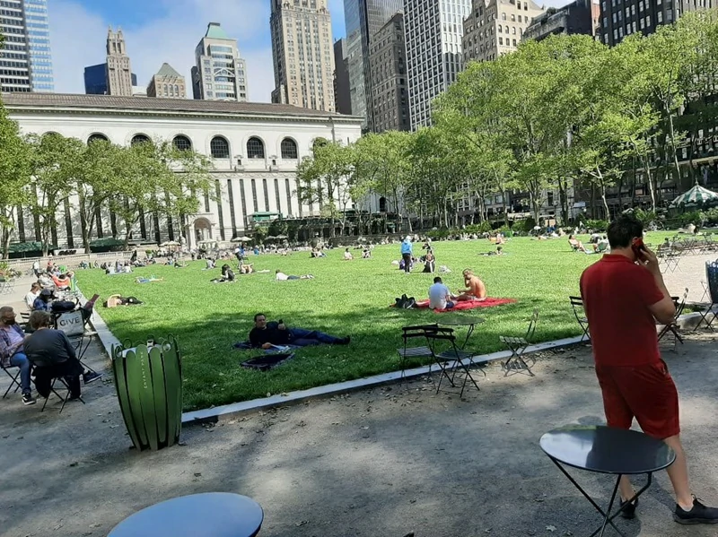 Bryant Park in 42 Street between 5 Avenue & 6 Avenue of America